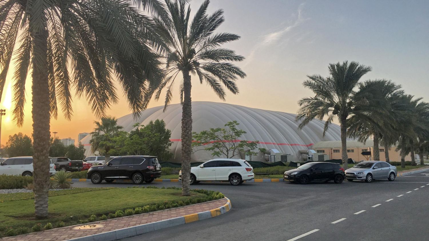 DUOL Traglufthalle in Dubai bei Sonnenuntergang