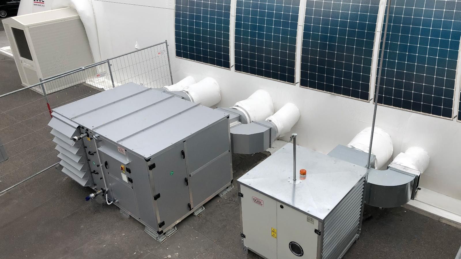 Anlagentechnik mit Photovoltaik an einer DUOL Halle