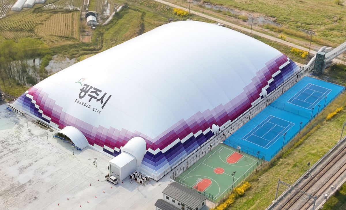 Traglufthalle in Gwangju mit Farbverlauf auf der Membran